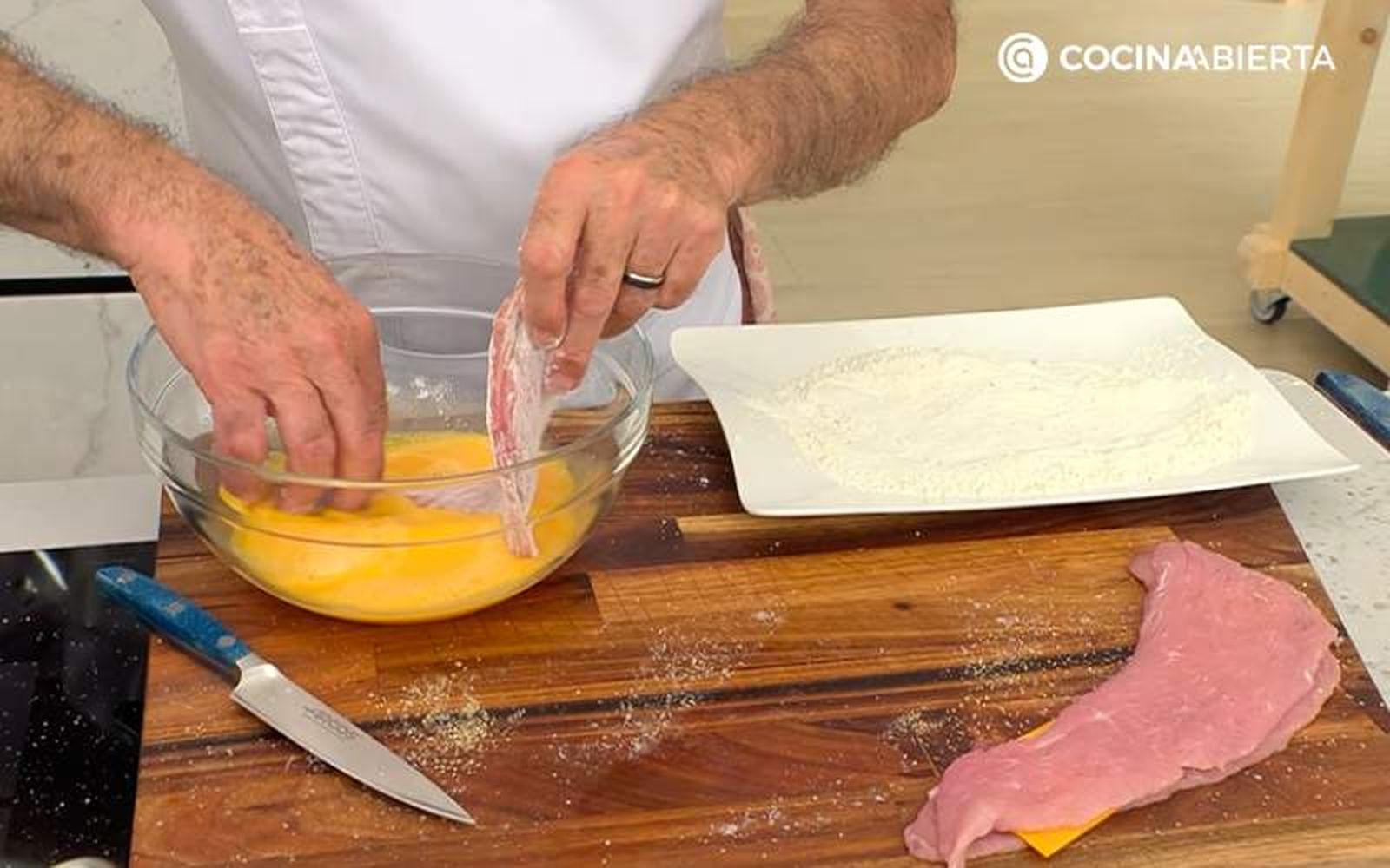 Pasa los filetes de cerdo por harina y huevo batido