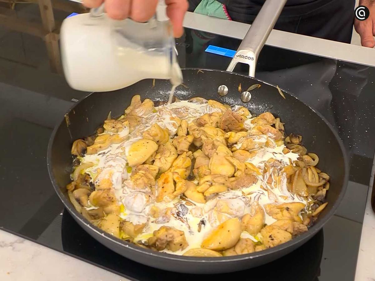 Mezcla el pollo con los champiñones y la cebolla