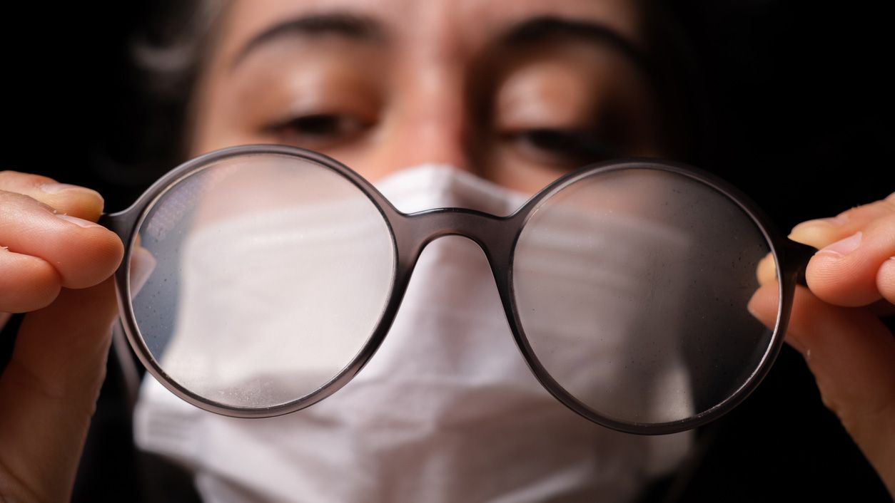 trucos para evitar que las gafas se empanen con la mascarilla como