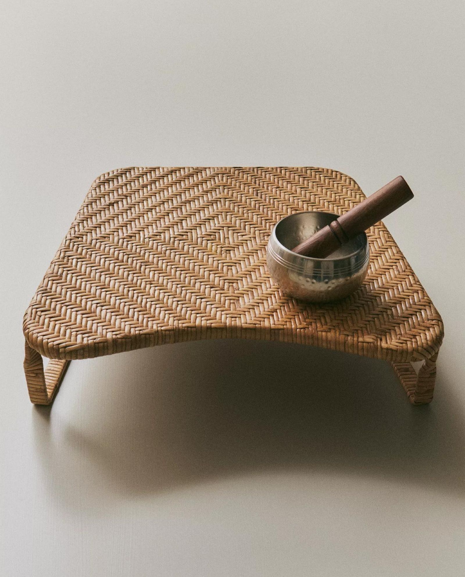 Taburete de meditación de ratán.