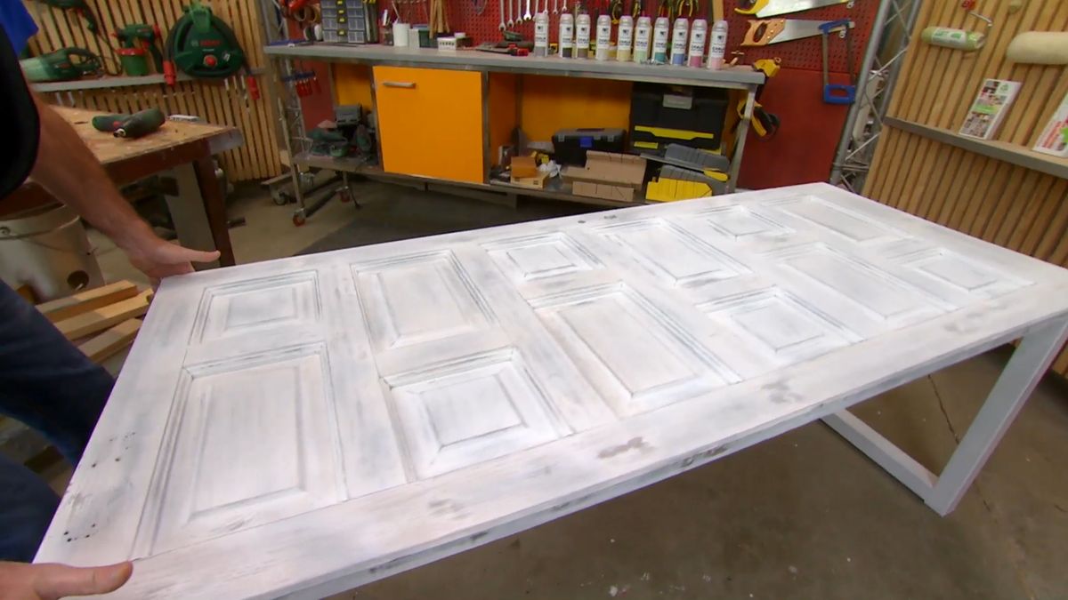 Reciclar puerta de madera para hacer una mesa paso 7