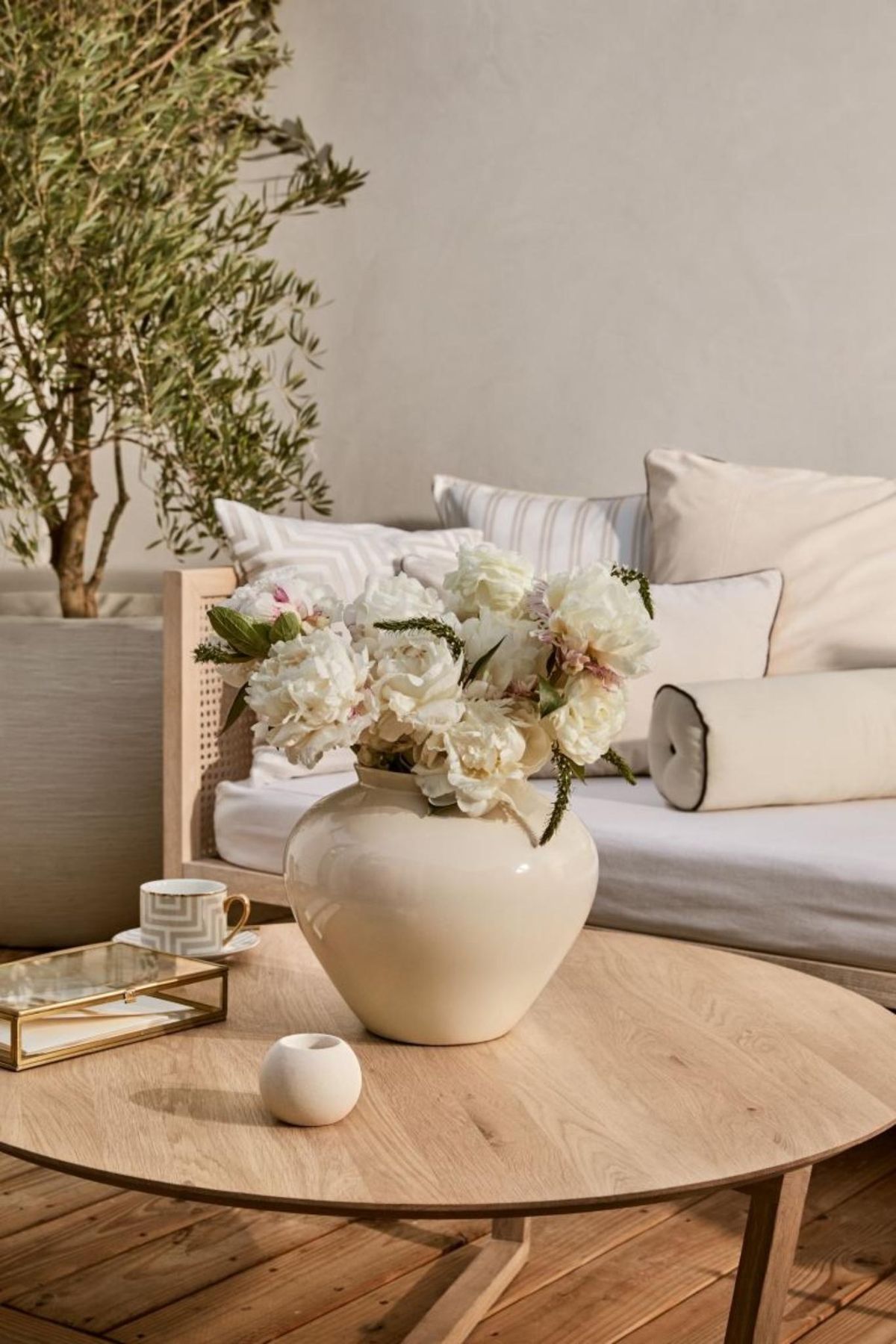 Jarrones con flores de estilo primaveral.