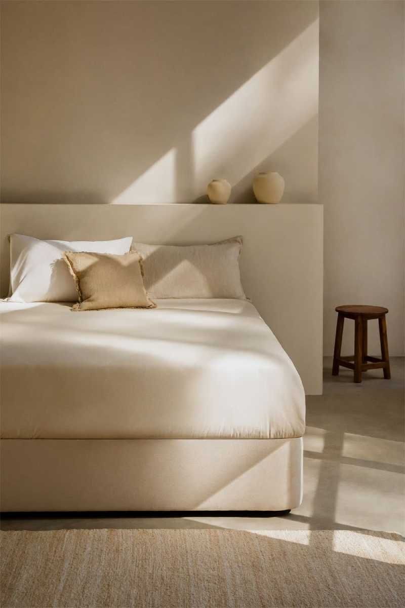 Cama acogedora con canapé.