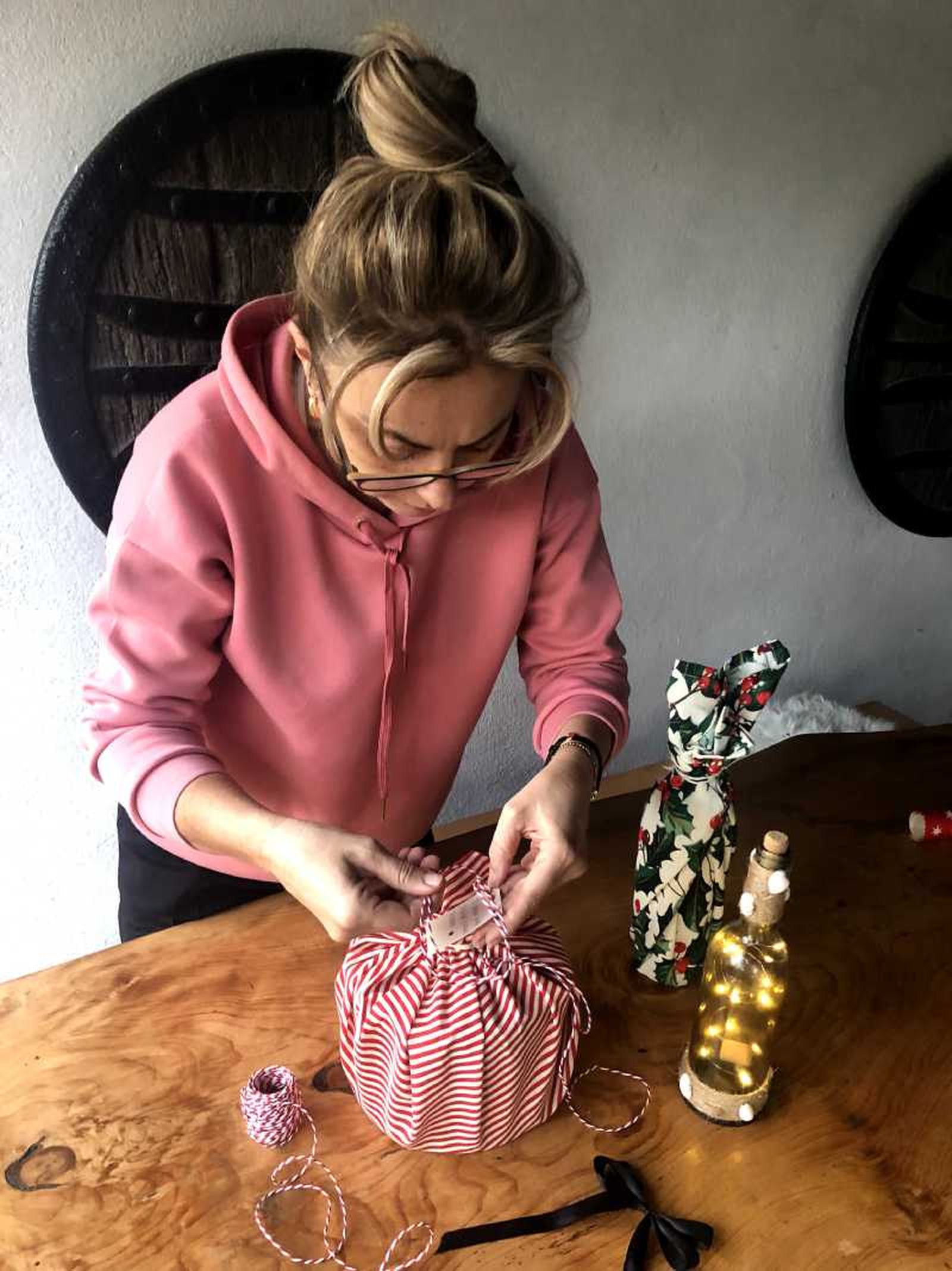 Envolver una caja de galletas redonda con tela furoshiki.
