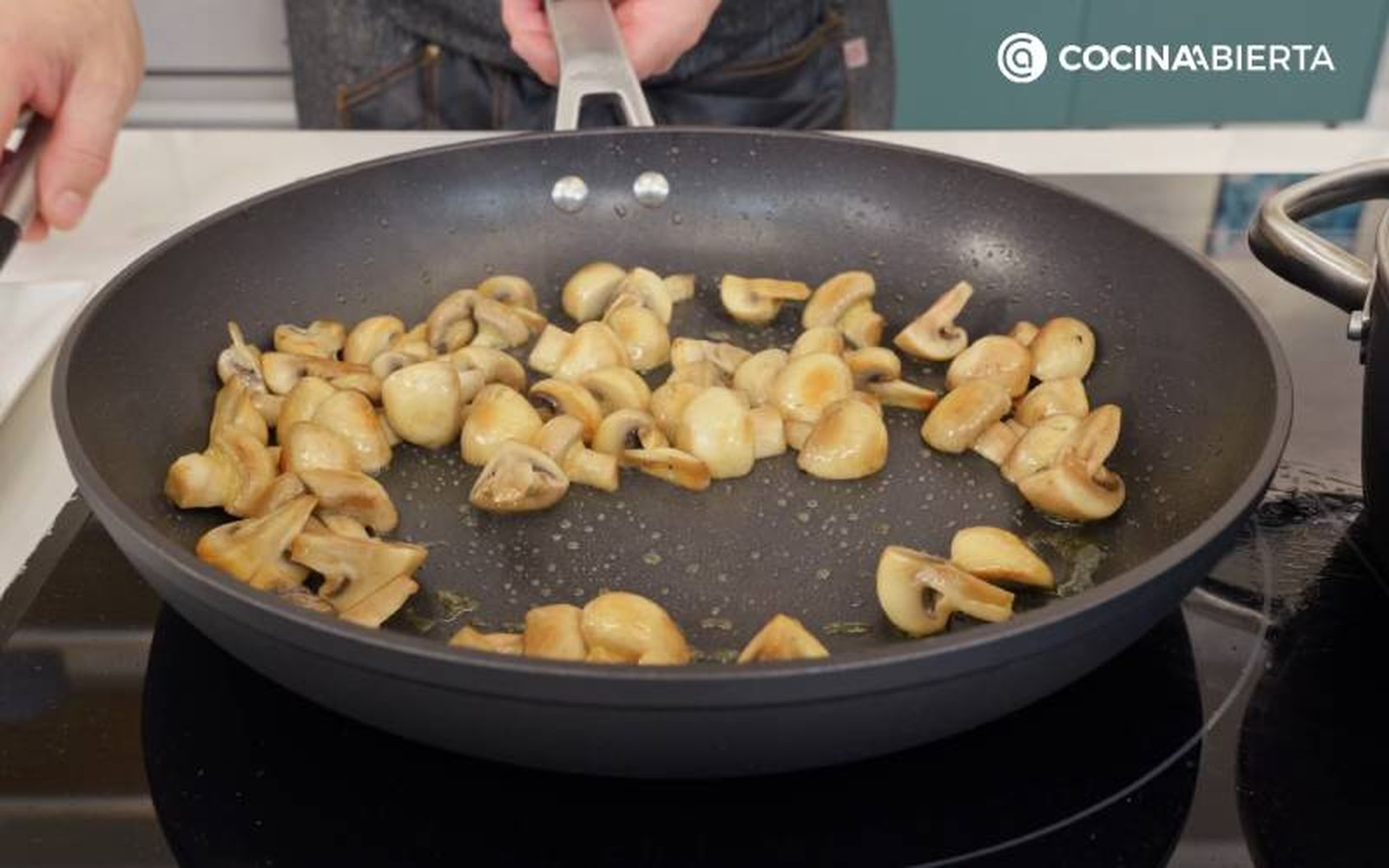Cocina la guarnición de champiñones