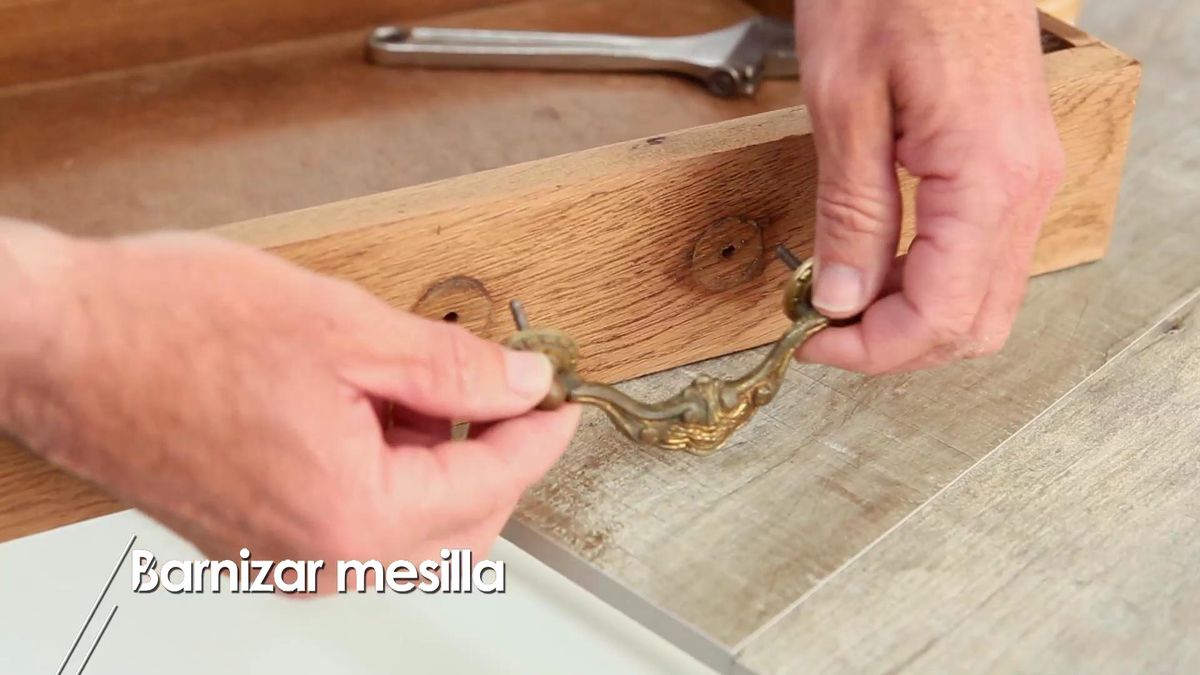 Barnizar mesilla de noche paso 1