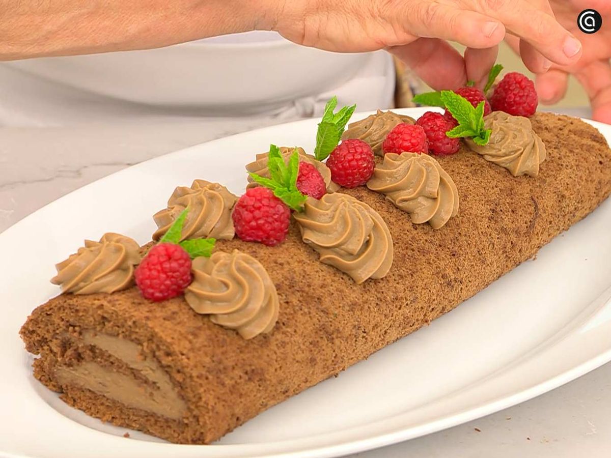 Decora el brazo gitano con frambuesas