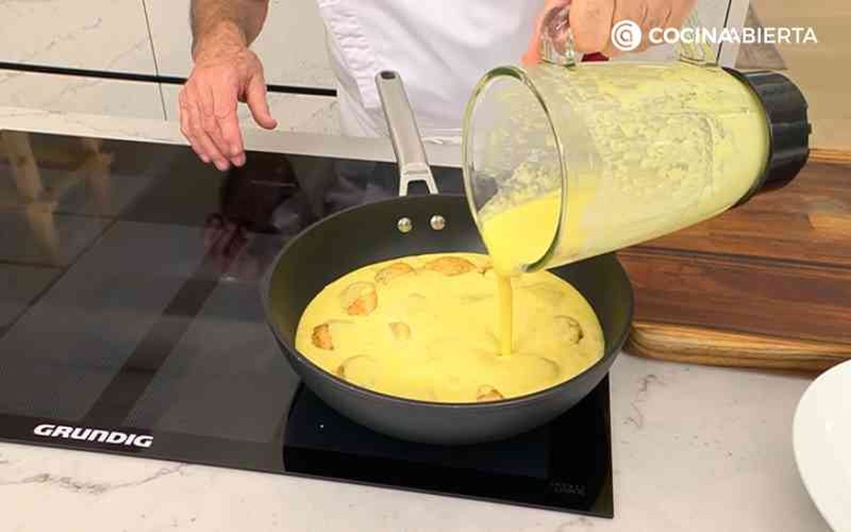 Mezcla la salsa con las albóndigas de bacalao