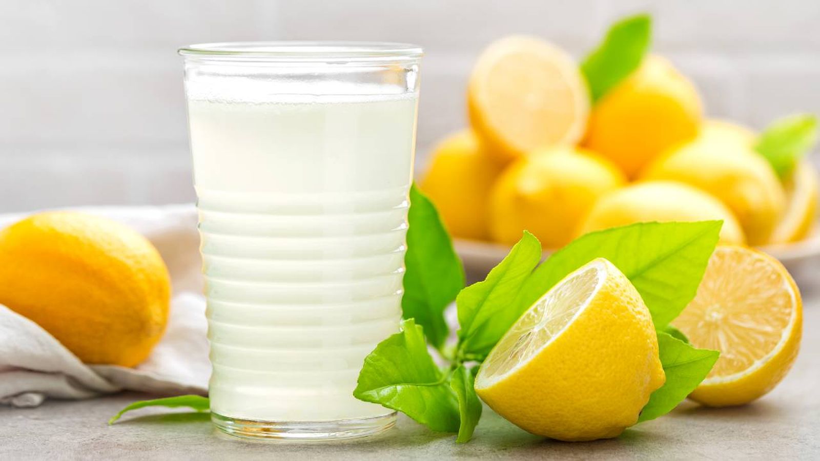 beneficios agua con limon