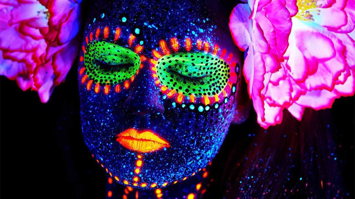 Existen una gran variedad de productos de maquillaje fluorescente