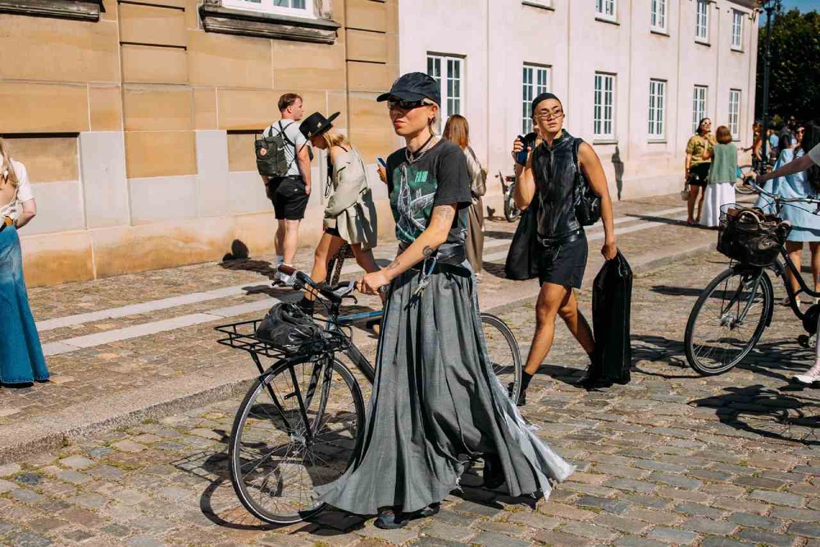 Llegada de una asistente a la semana de la moda de Copenhague