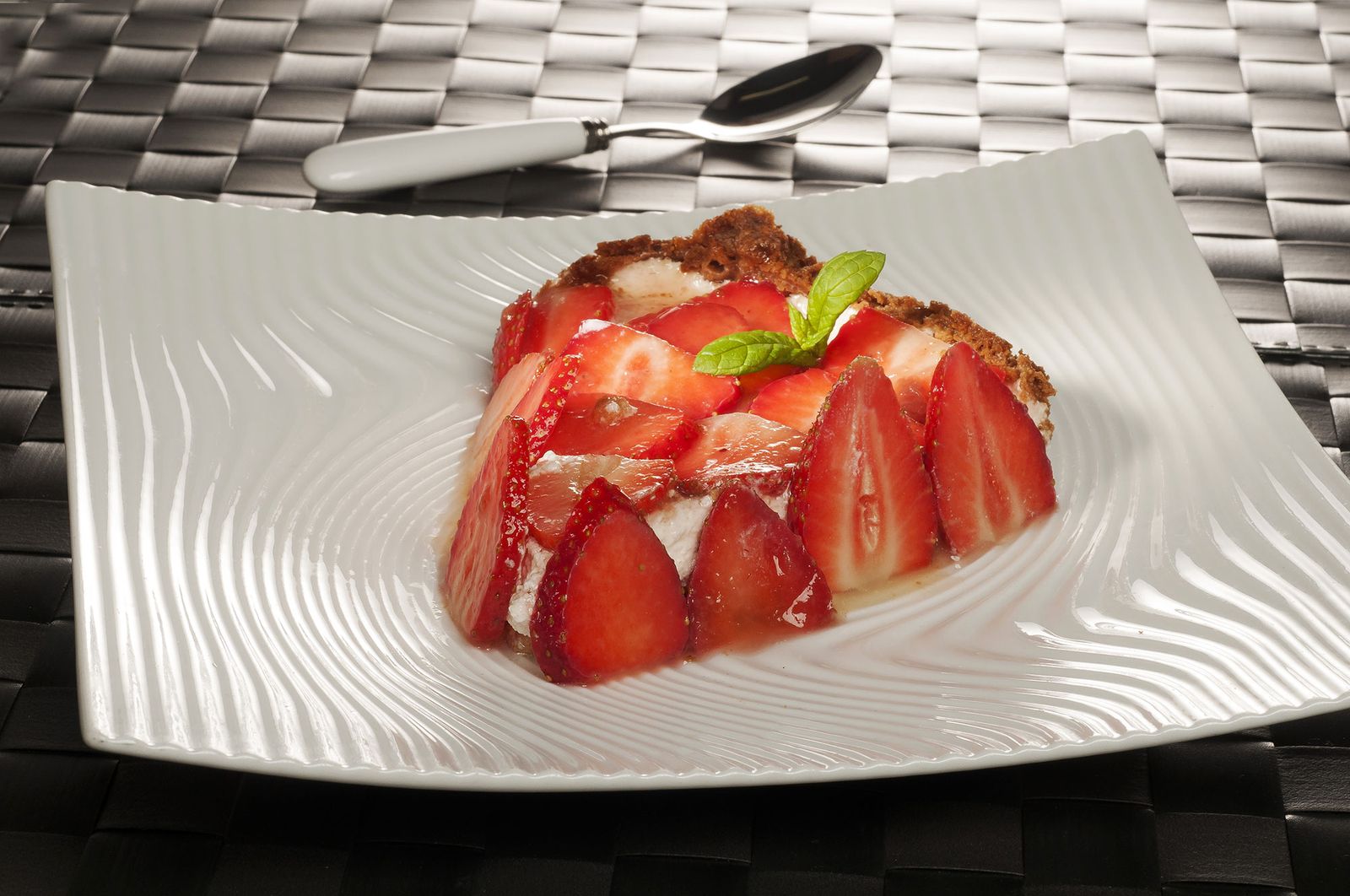 1870 Tarta de cuajada y fresas (1054) xl