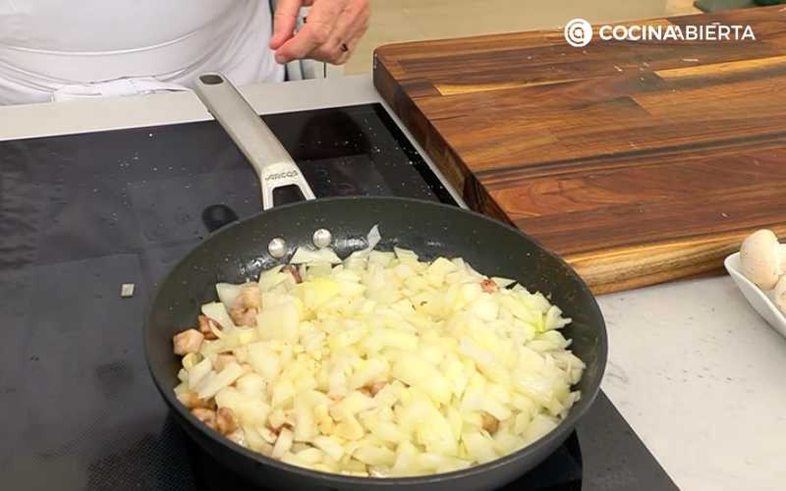 Rehoga la cebolla a fuego medio