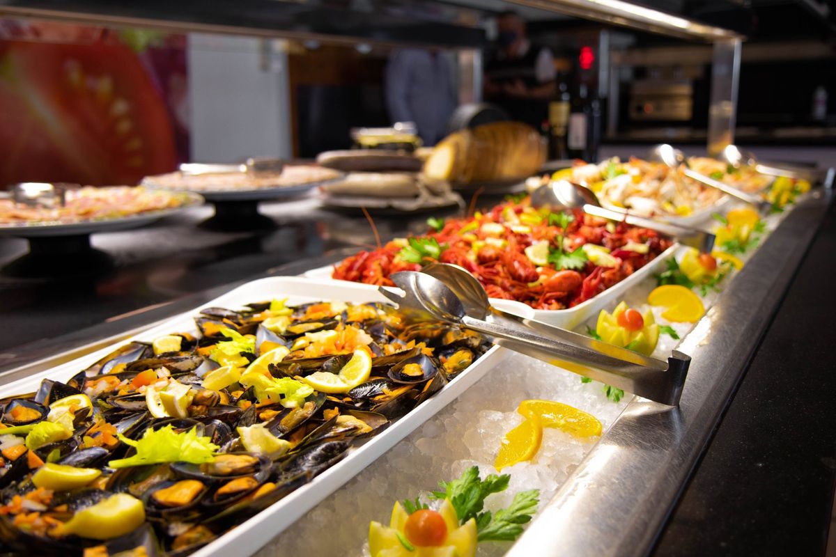 Selección de marisco fresco de calidad en el menú buffet