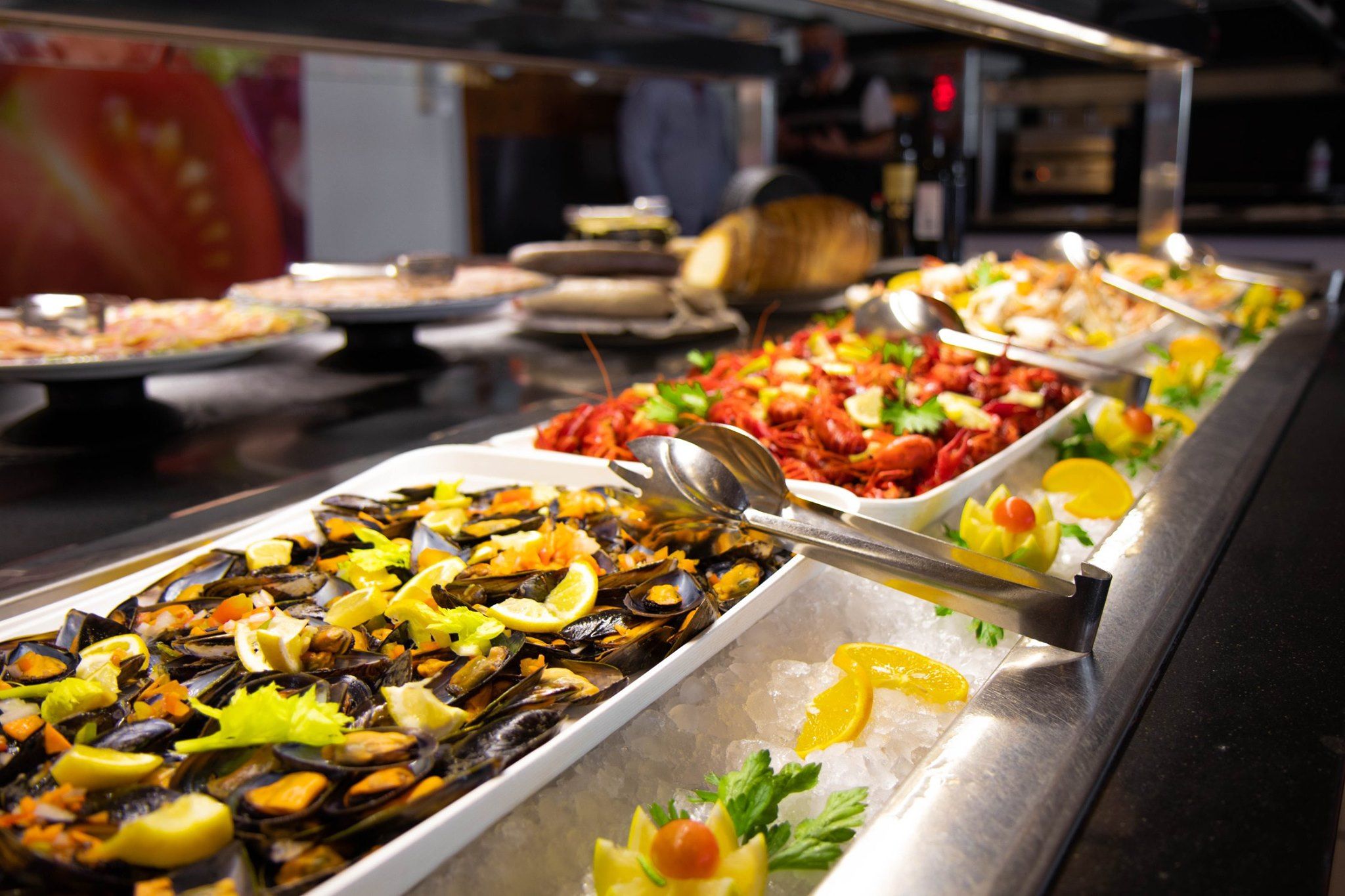 Selección de marisco fresco de calidad en el menú buffet