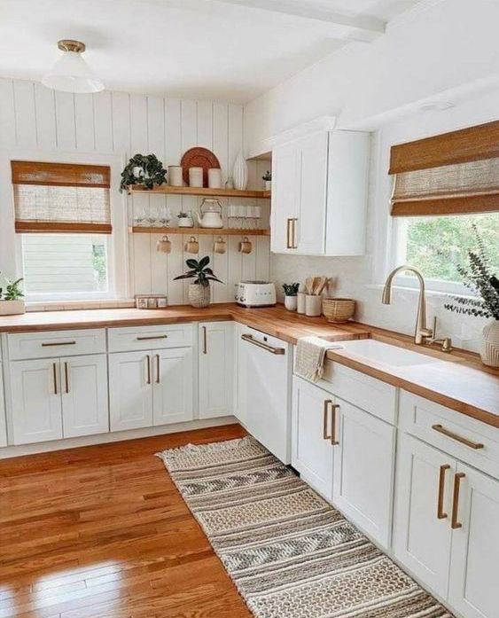 cocina blanca encimera suelo complementos madera