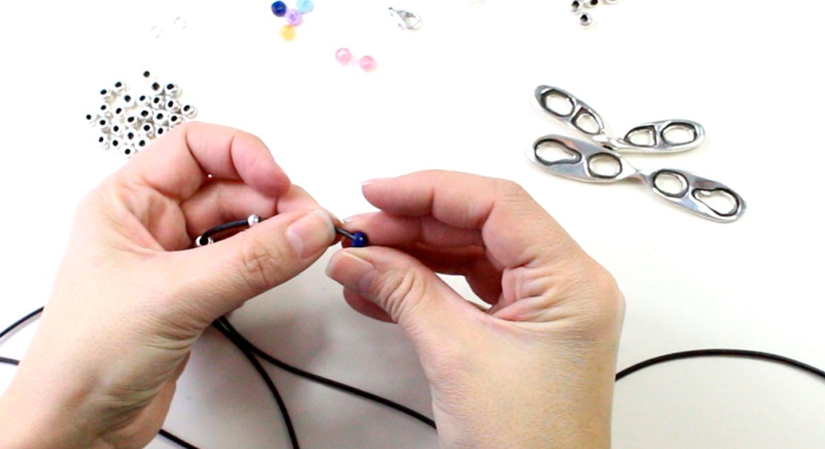 como hacer collar libelula paso2