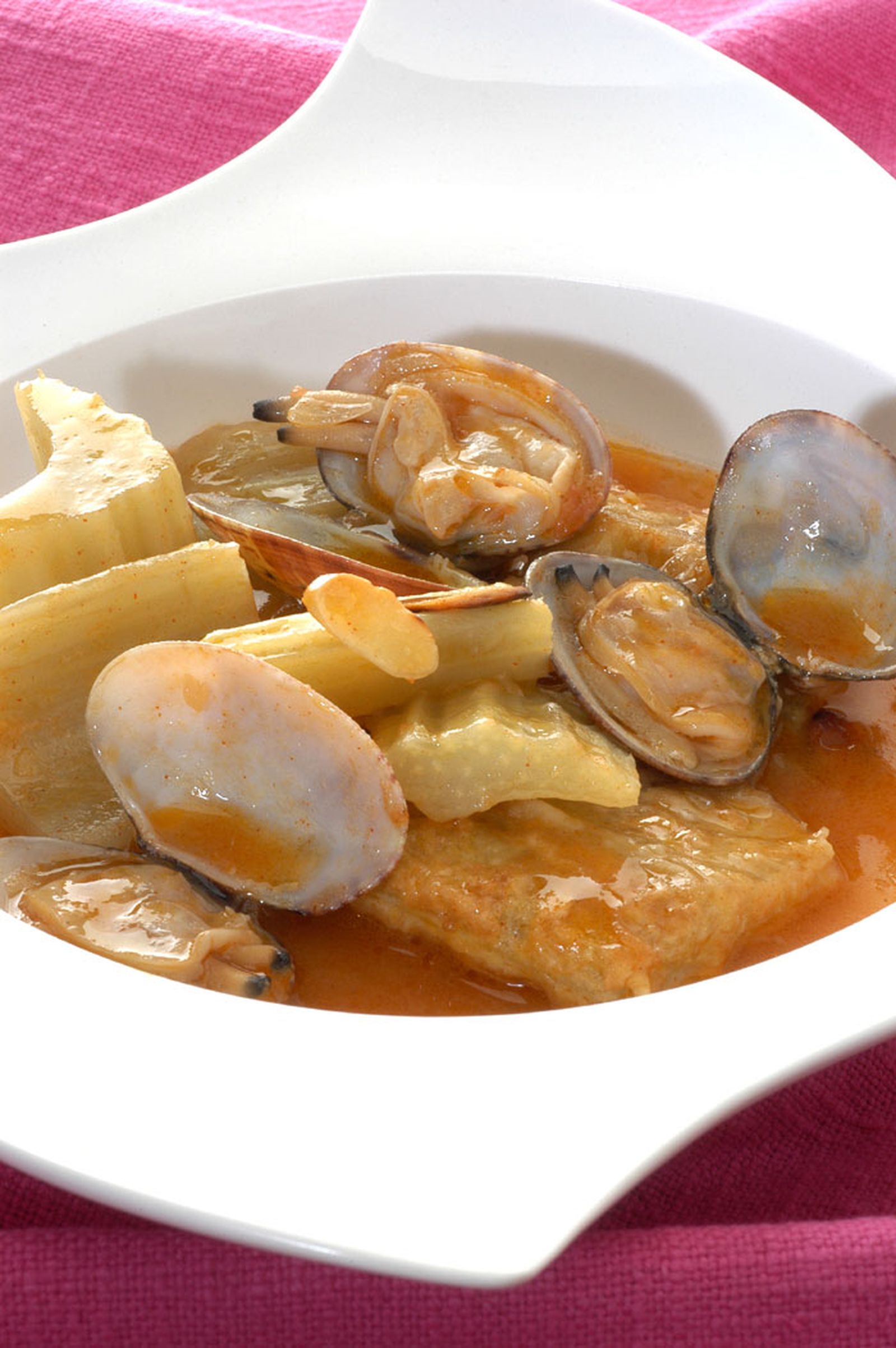 Cardo con almejas y almendras