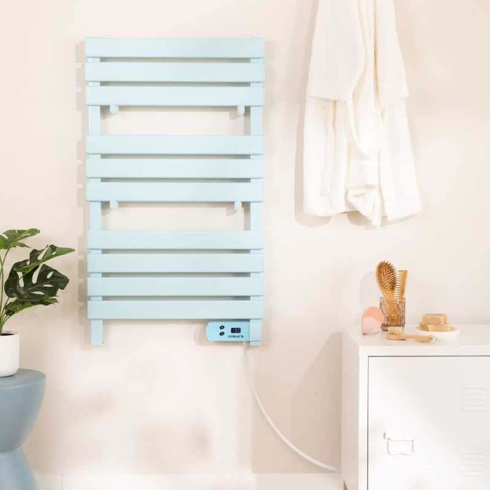 Baño acogedor con calientatoallas azul de Create.