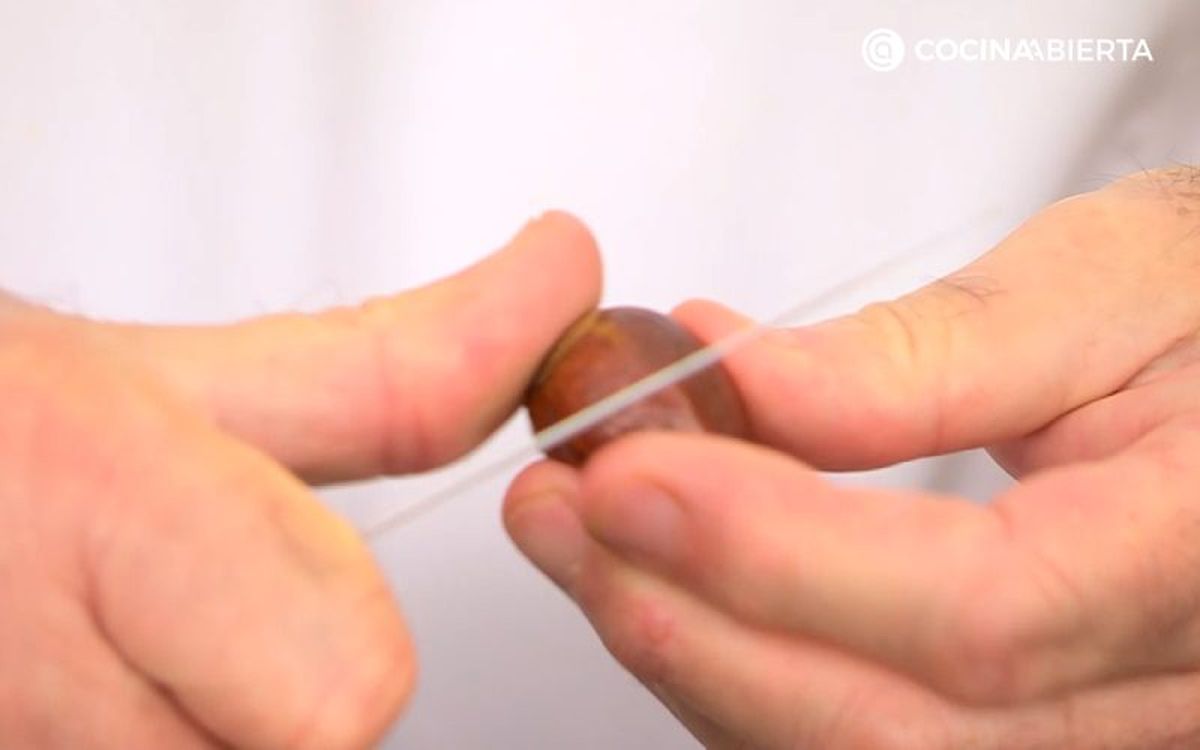 Haz un corte en la cáscara de cada castaña