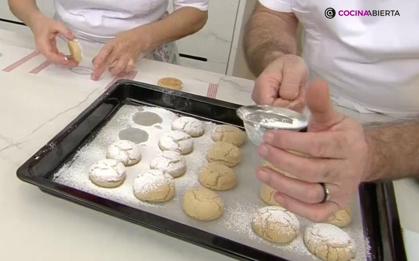 Decora los polvorones con azúcar glas cuando estén templados