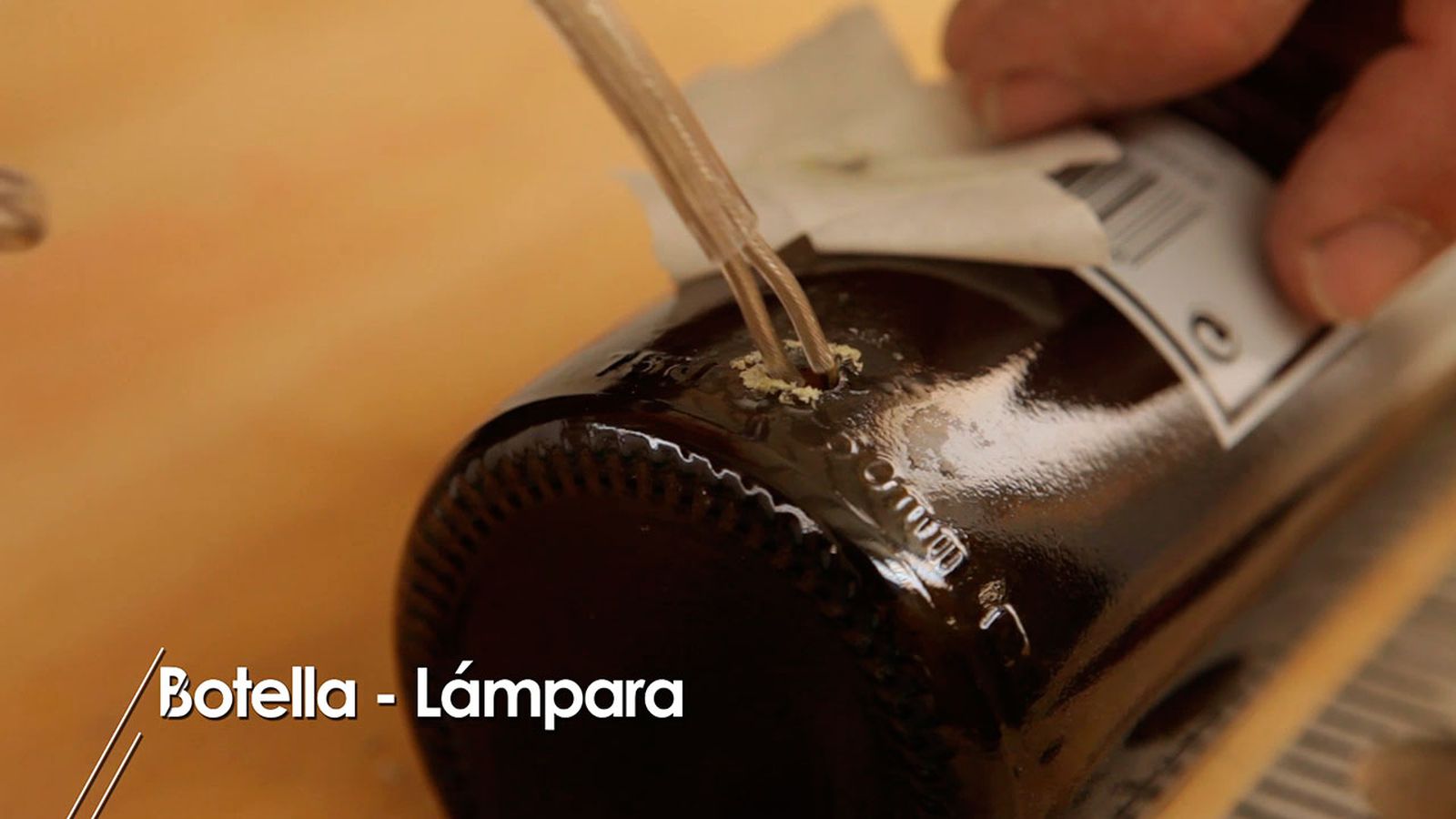 Cómo hacer una lámpara de mesa con una botella de cristal paso 4