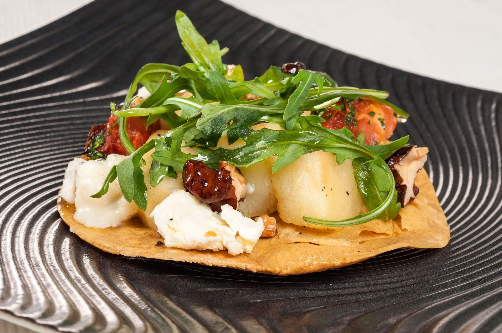 1780 Tostada de manzana con tomate y nueces garrapiñadas (964) xl