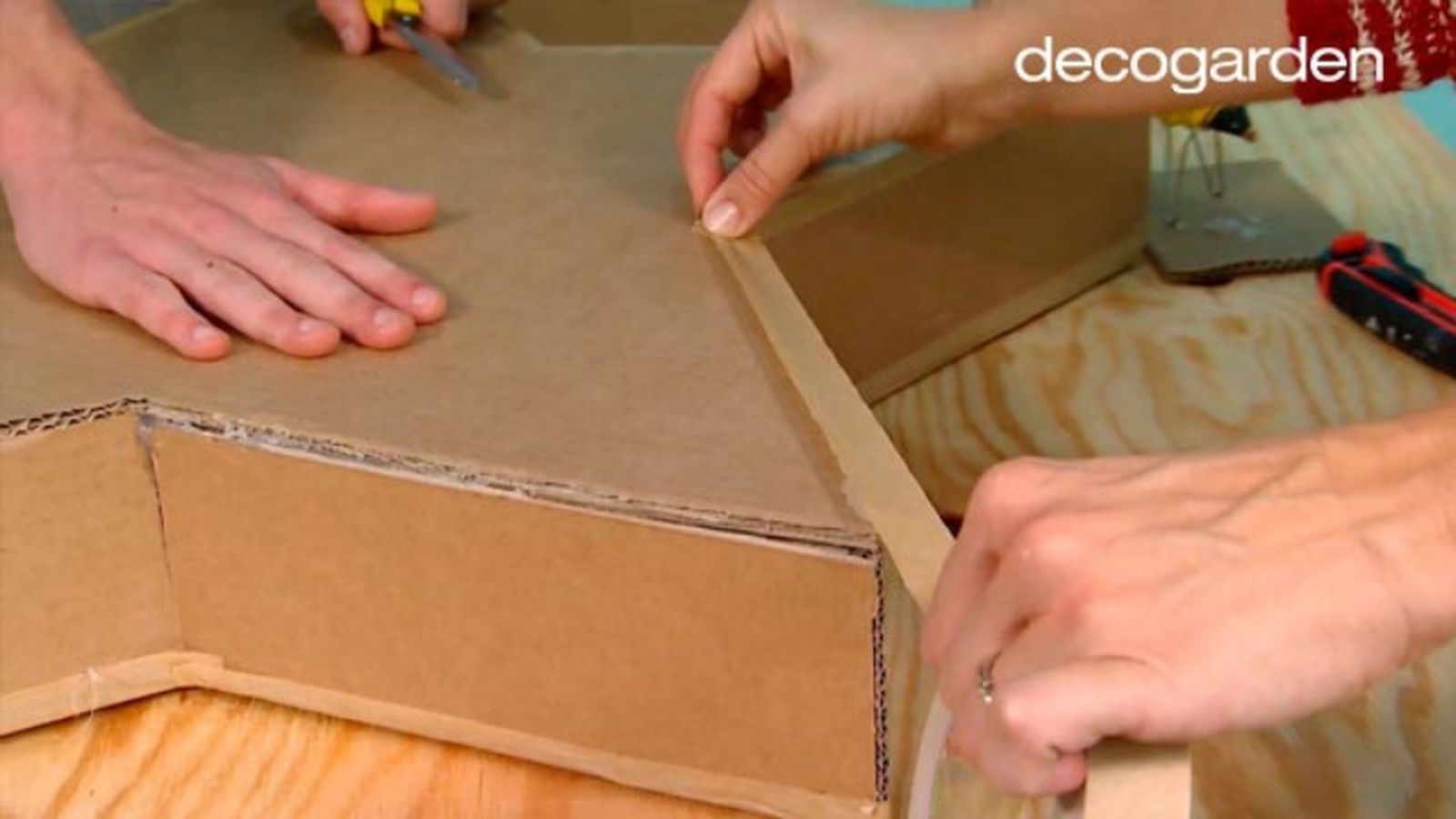 Pegar las piezas de cartón para conseguir el efecto 3D en las estrellas de Navidad.