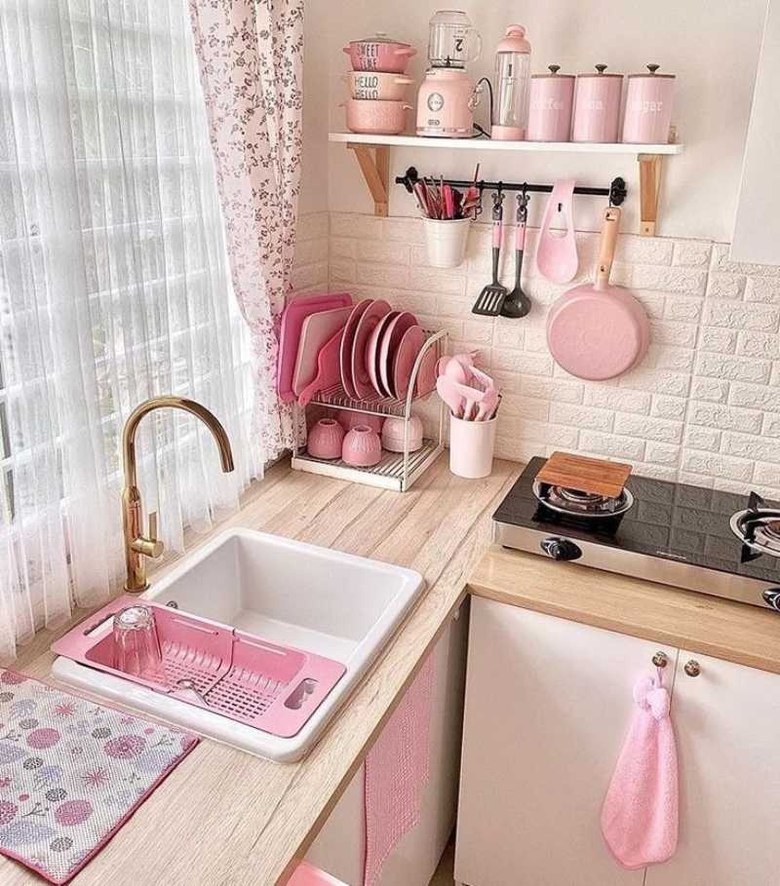 Cocina con decoración coquette.