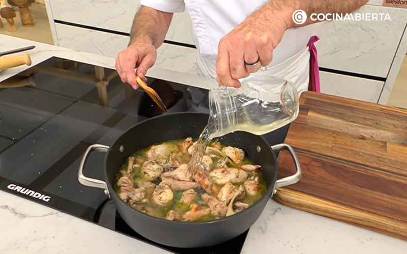 Vierte el vino y cocina durante 15 minutos