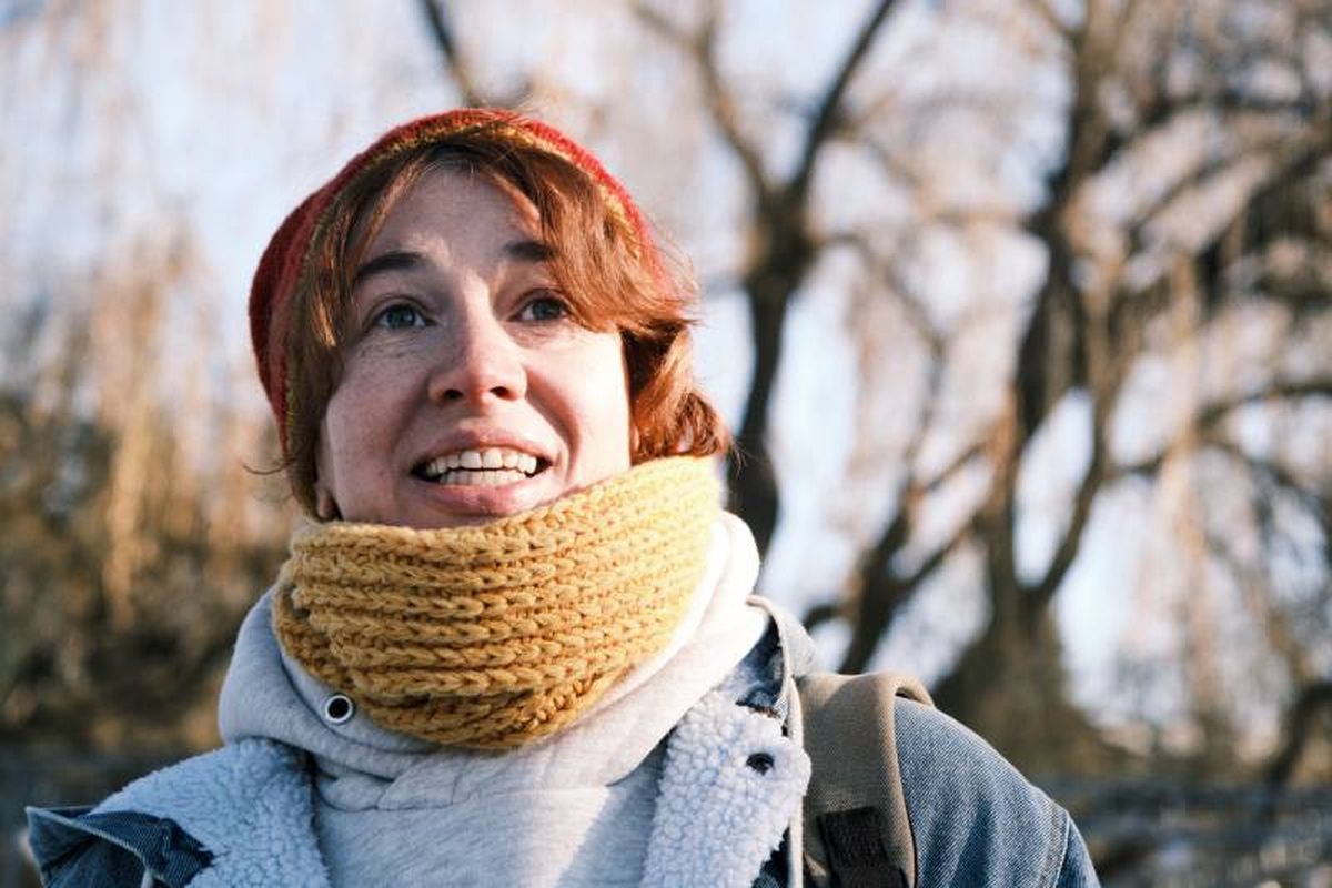 Mujer con un cuello de lana más ajustado.