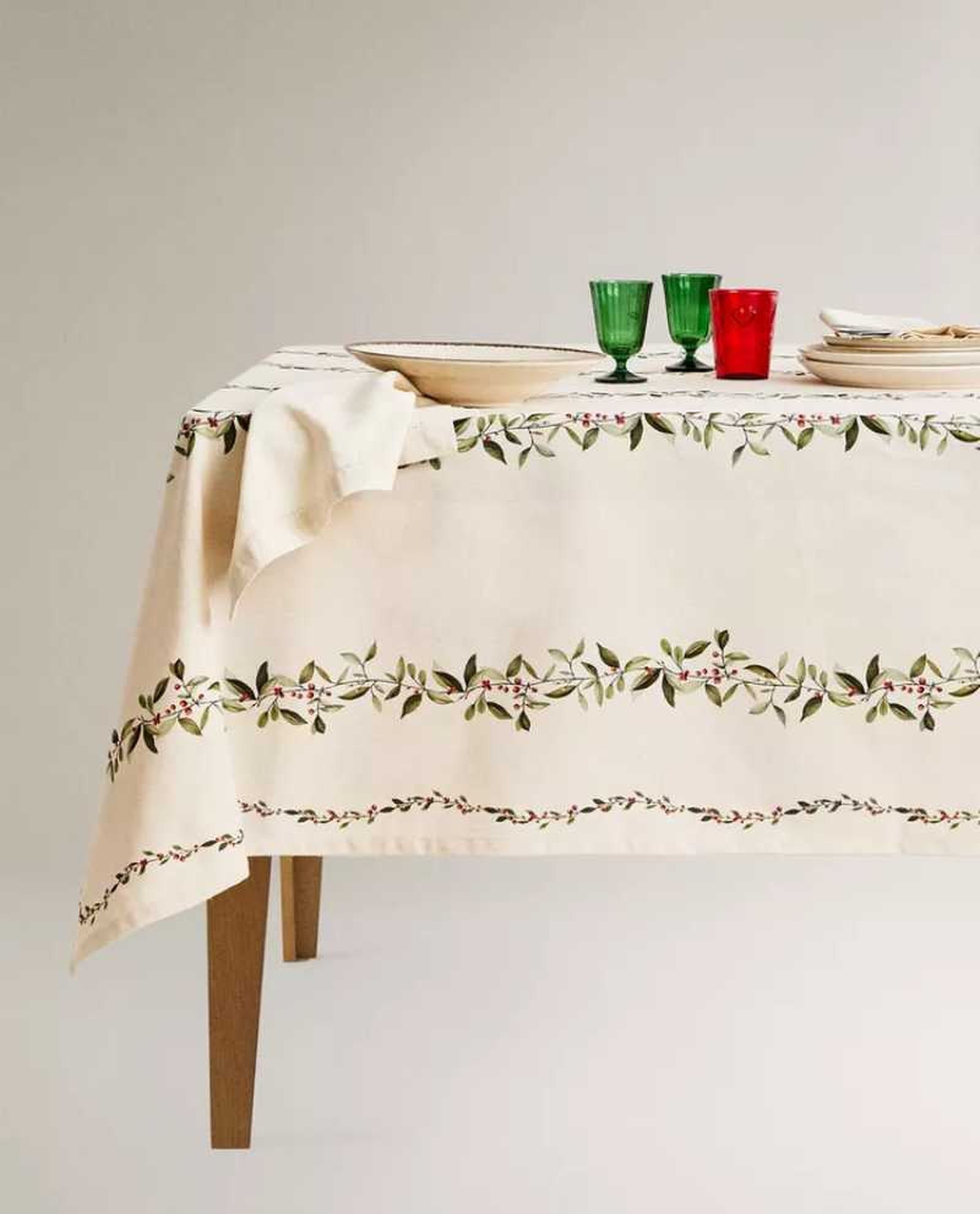 Mantel de Navidad con cenefa de acebo.