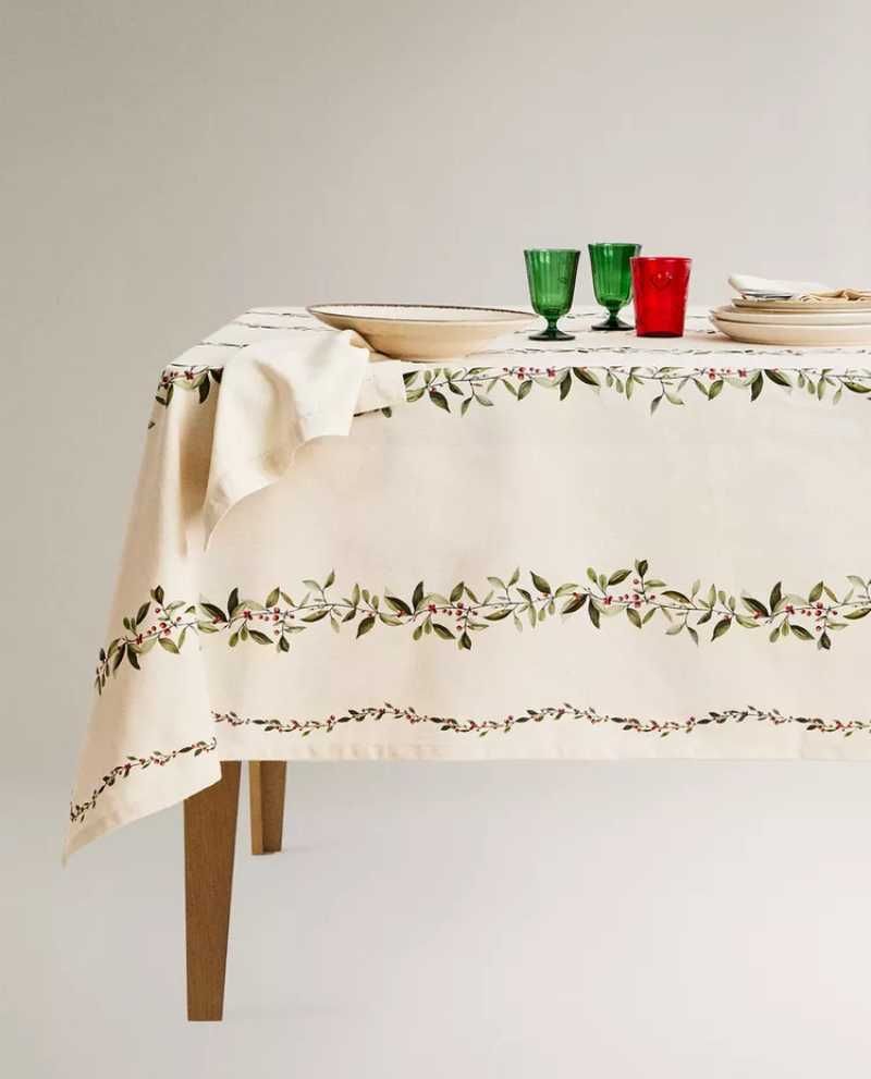 Mantel de Navidad con cenefa de acebo.