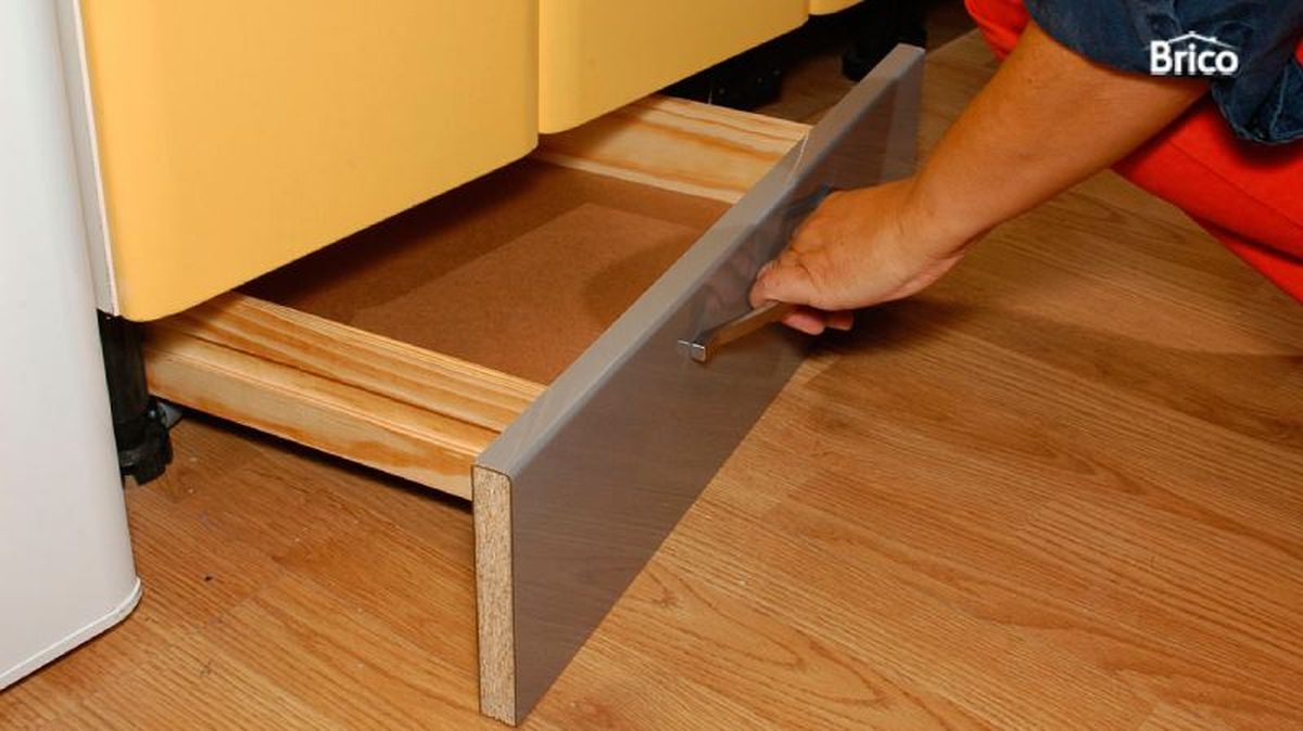 Cajón en el zócalo de la cocina