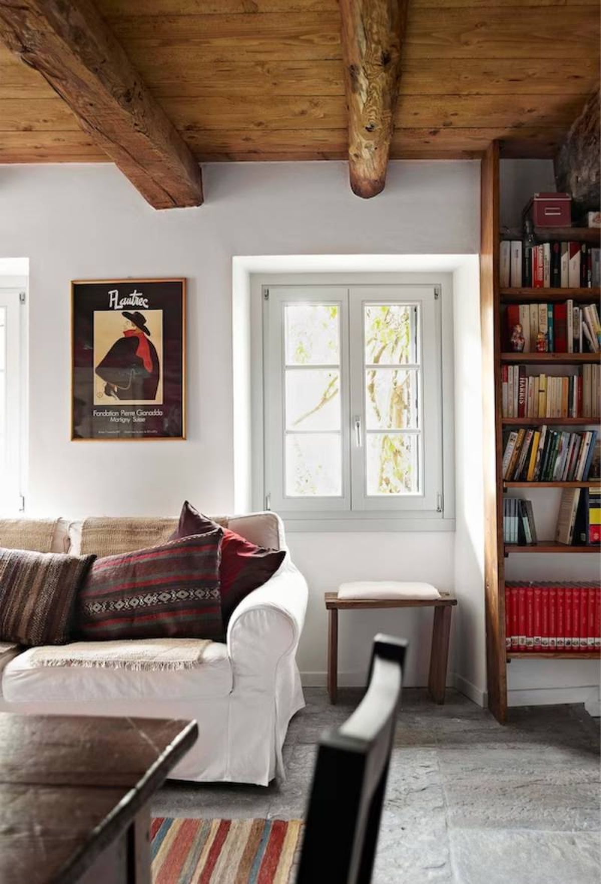 Salón con decoración rústica y detalles únicos.