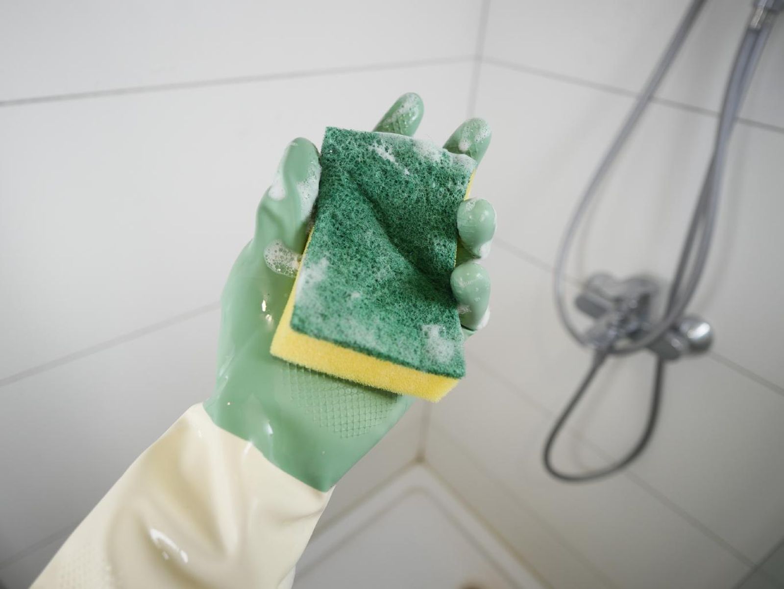 Limpiar las baldosas de la pared del baño.