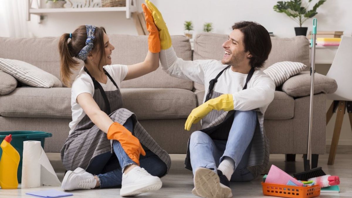 Organizar la casa en pareja durante Semana Santa puede ser una actividad productiva y divertida.