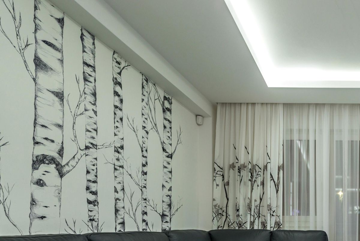 Salón amplio de color gris, blanco y lila   Papel pintado