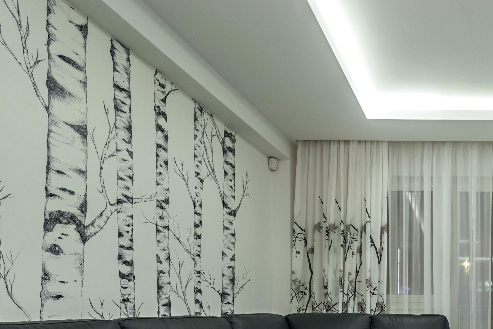 Salón amplio de color gris, blanco y lila   Papel pintado