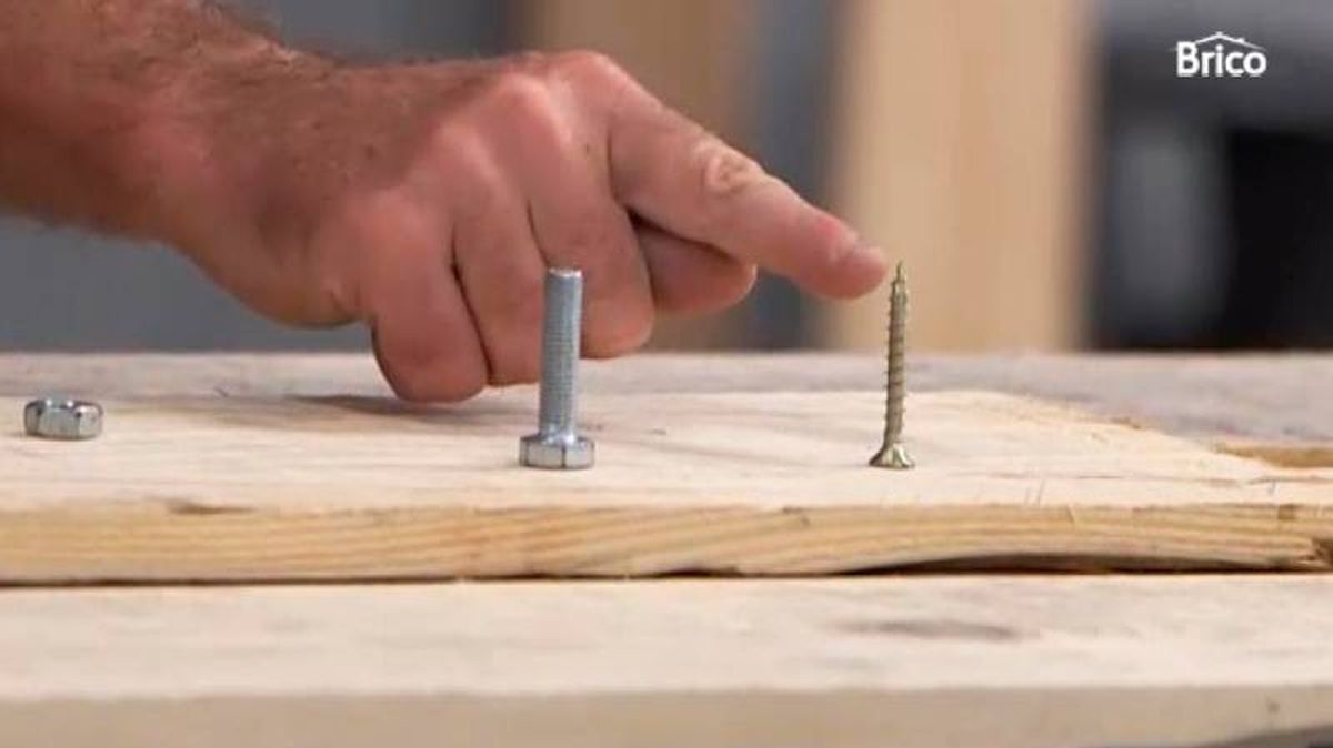 Diferencia principal entre un tornillo y un tirafondo