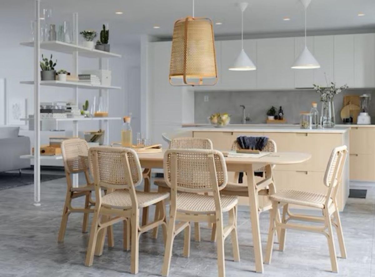 Comedor decorado con materiales naturales.