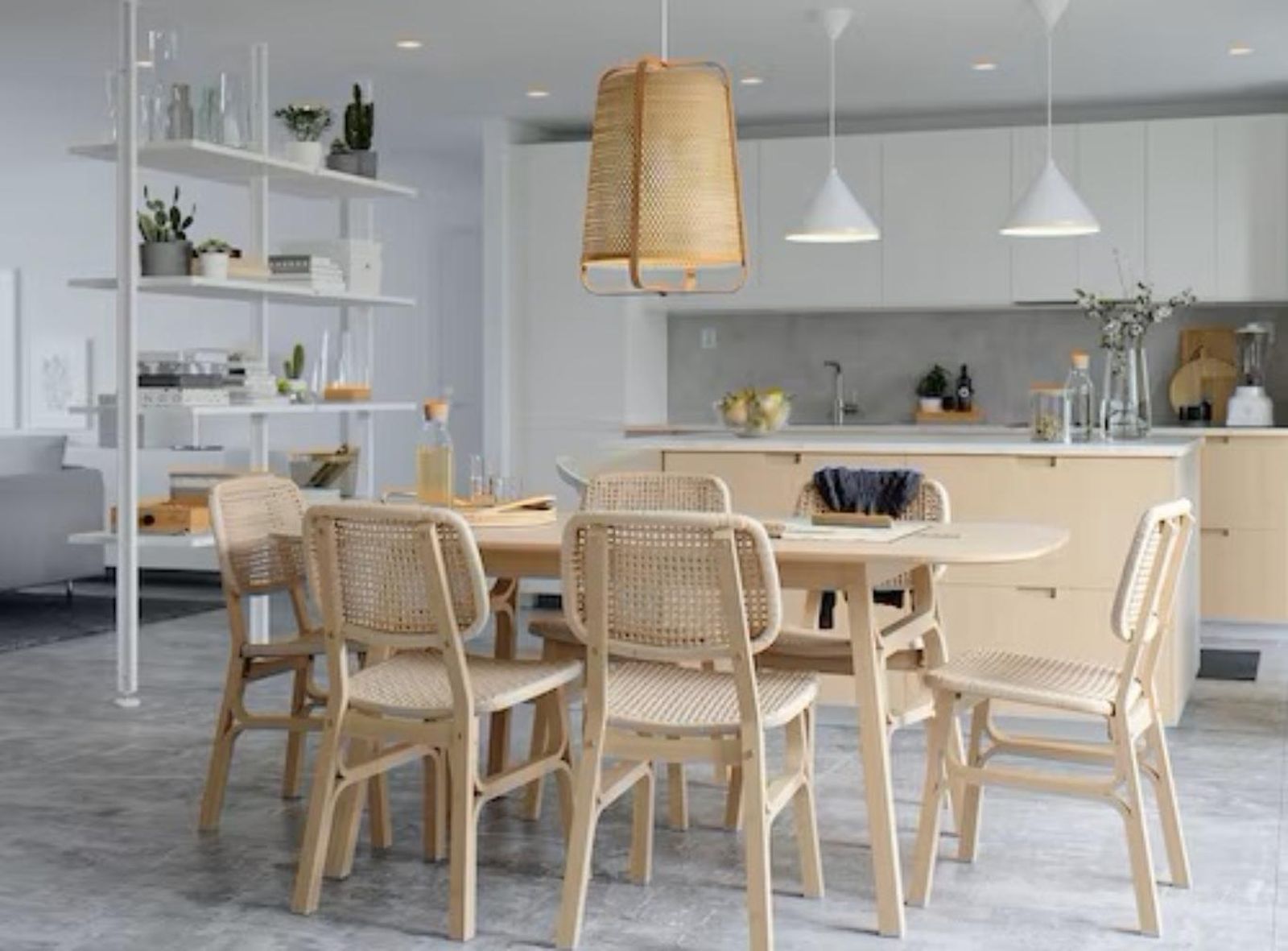 Comedor decorado con materiales naturales.