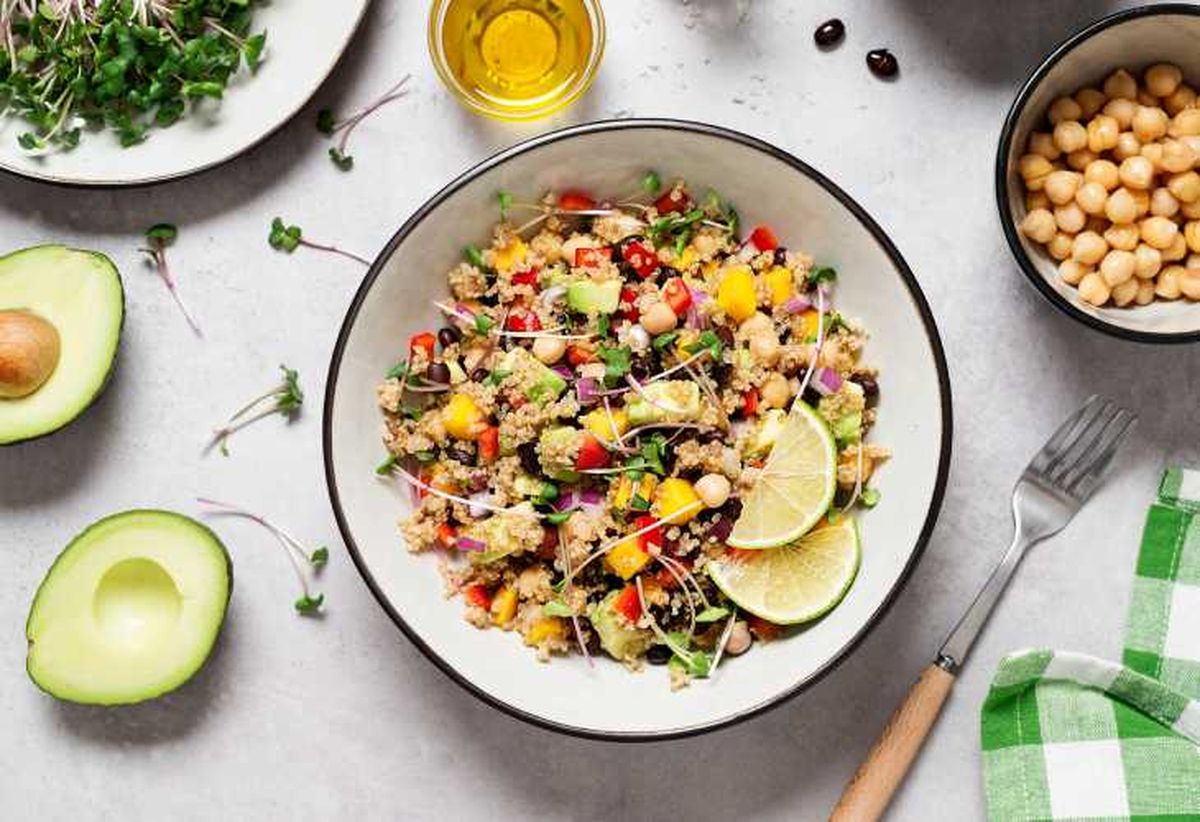 ensalada frijoles negros quinoa mango aguacate