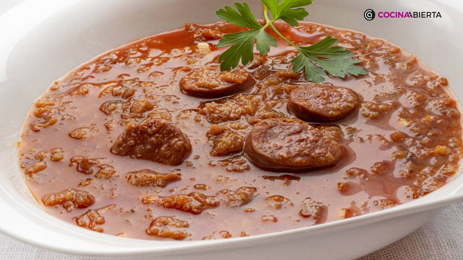 La sopa de pan con chorizo es un plato de cuchara clásico de la cocina española