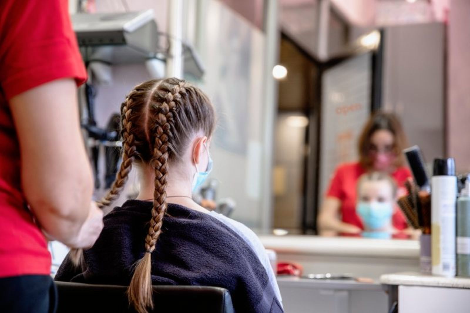 Finaliza la trenza boxeadora con una trenza convencional