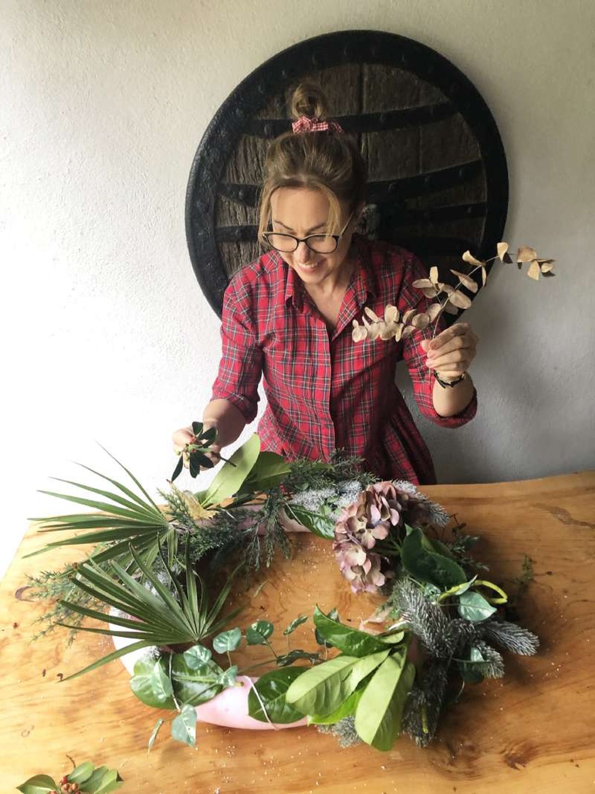 Colocar flores naturales y artificiales para hacer la corona.