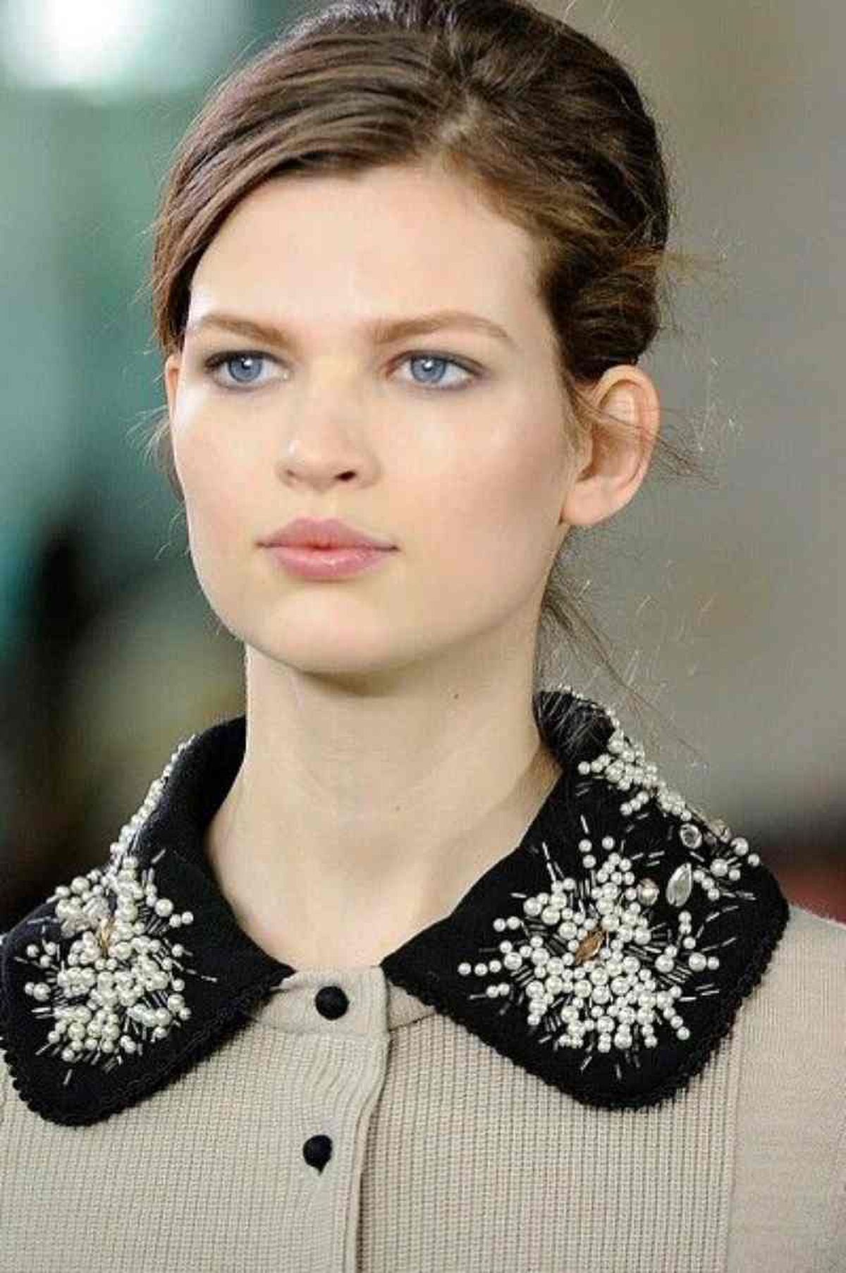 Algunos cuellos fantasía van unidos a la prenda con unos botones ocultos para mayor comodidad