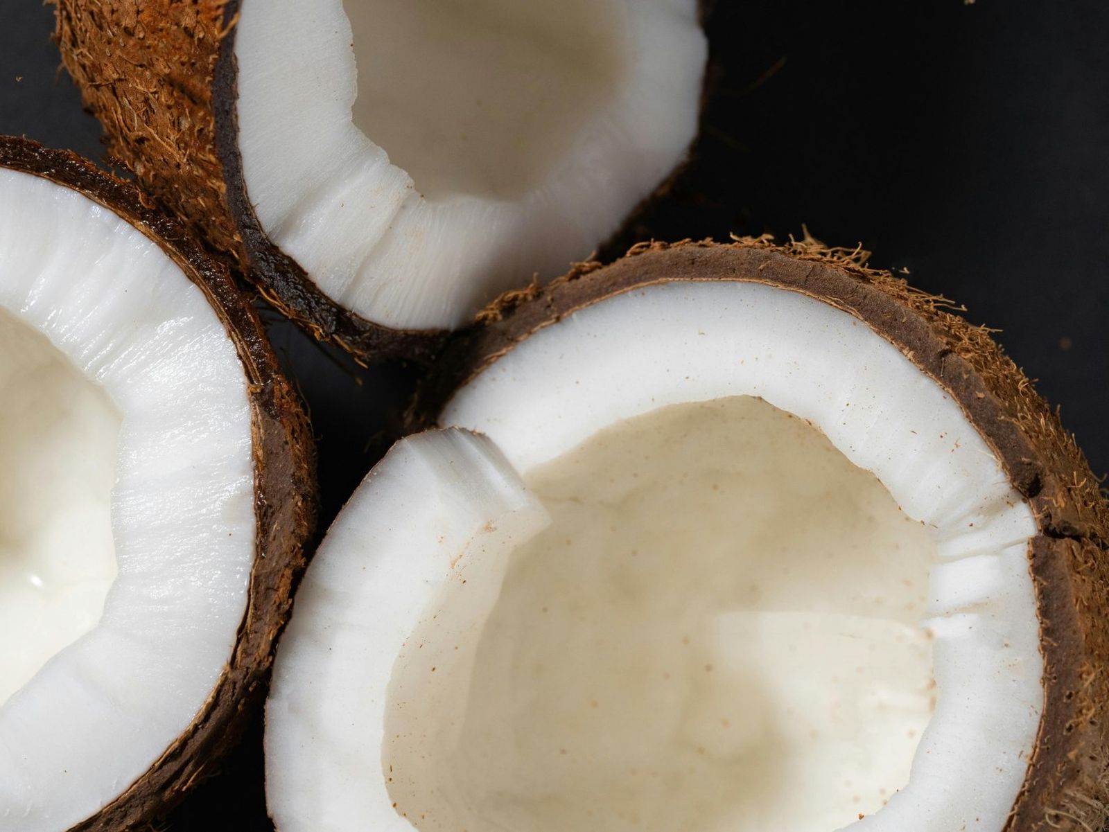 El aceite de coco se extrae de los cocos maduros del cocotero.