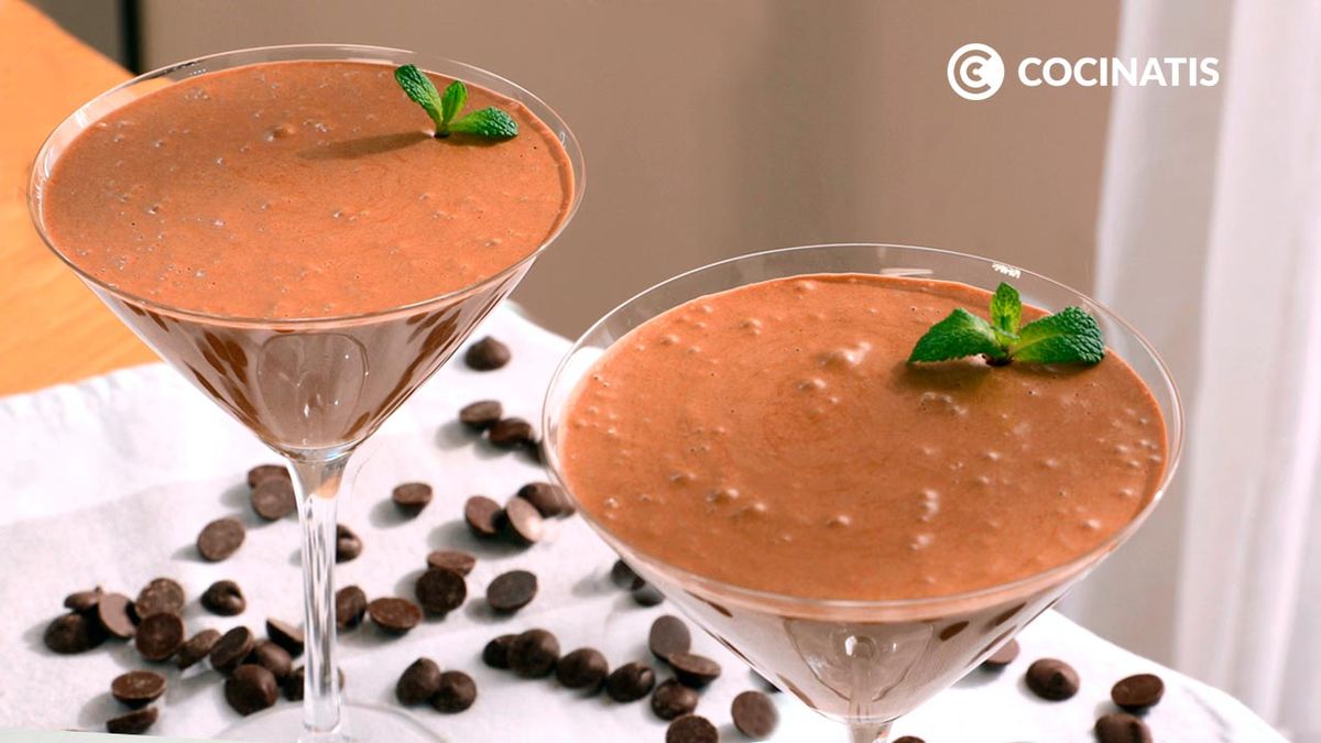 Disfruta de la suavidad y el sabor del mousse de chocolate, un postre perfecto para cualquier ocasión