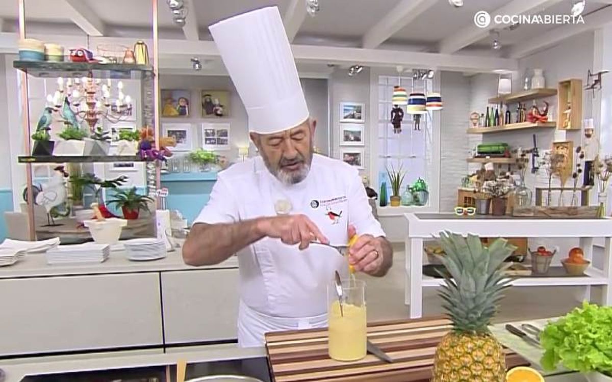 Echa el zumo de 1/3 de naranja para aligerar la salsa rosa